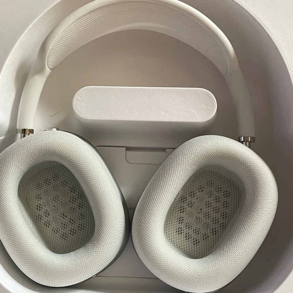 Silver Apple AirPods Max - Picture 3 of 6